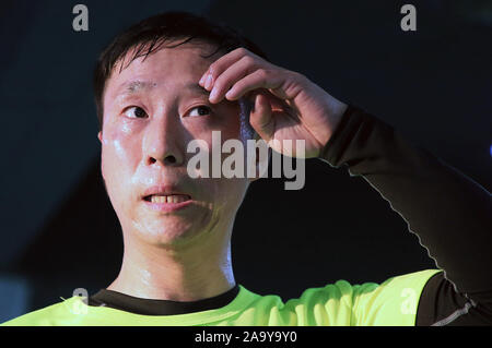 (191118) -- PECHINO, nov. 18, 2019 (Xinhua) -- Hou Weidong si prende una pausa come egli pratica presso la sua corda jumping club nella città di Jilin, a nord-est della Cina di provincia di Jilin, nov. 5, 2019. Hou Weidong, 41 anni, è un allenatore nazionale che si specializza in corda jumping abilità. Nel frattempo, anche lui è un atleta professionista di corda da salto. All'inizio, salto con la corda è stata proprio la sua quotidiana routine fitness nel parco. Gradualmente, i suoi sorprendenti prestazioni ha attirato un sacco di persone a imparare da lui, così che egli ha intrapreso una strada di coaching. Nel 2014, lui e i suoi studenti hanno iniziato a frequentare la nazionale di salto corda concorso Foto Stock