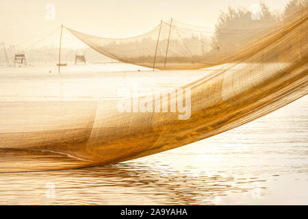 Sollevamento stazionario la pesca con rete da trappola a spiaggia di Cua Dai, Hoi An, Vietnam Foto Stock