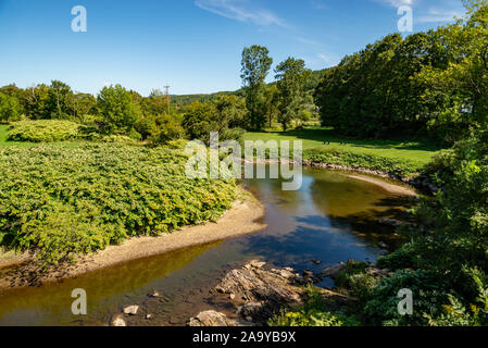 Una colorata verticale si riflette nel piccolo fiume a Stowe, Vermont Foto Stock