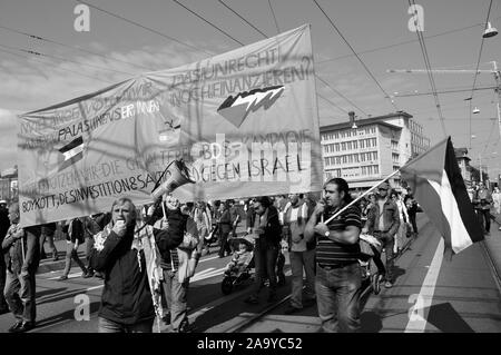 Palestina manifestazione di protesta a Zurigo: persone che chiedono sanzioni contro Israele Foto Stock