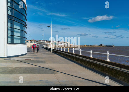 Bridlington, promedade, pier, cercando di porto, East Riding, nello Yorkshire, Inghilterra, Regno Unito. Foto Stock