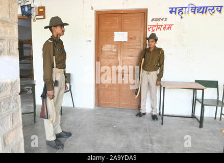 Il personale di sicurezza stand gaurd al di fuori di un valore facciale, dove macchine di voto elettronico (EVM) sono mantenuti dopo il corpo civile sondaggi, a Beawar, India. Foto Stock