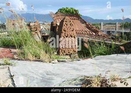 Giugno 11, 2006. L'ambiente e le condizioni dell'antica tomba 'Tuan di Kandang', sono stati distrutti dopo il terremoto e lo tsunami nell'Oceano Indiano del 2004. Foto Stock