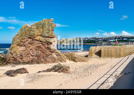 Cullen beach guardando ad est verso il porto e il villaggio, Moray Firth, Aberdeenshire, Regno Unito Scozia Foto Stock