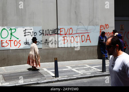 La Paz, Bolivia, 18 ottobre 2019. "Evo biocida, Evo Sanchez de Lozada' graffiti sul muro dell'edificio nel centro di La Paz. Bolivia tenuto elezioni presidenziali del 20 ottobre, una successiva inchiesta dall'OSA ha confermato un gran numero di irregolarità e presidente Evo Morales ha rassegnato le dimissioni il 10 novembre. La Evo biocida la frase si riferisce a de Decreto Supremo approvata nel luglio 2019 che autorizza la foresta aumentato a bruciare per l'agricoltura, in parte un fattore dietro le enormi incendi boschivi in Bolivia il Amazon regioni subito dopo. Foto Stock