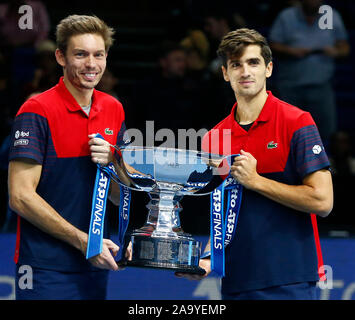 Londra, Regno Unito. Novembre 17 Nicolas MAHUT e Pierre-Hugues Herbert della Francia (vincitori) rappresentano con la loro trophie dopo la loro raddoppia Championsh Foto Stock