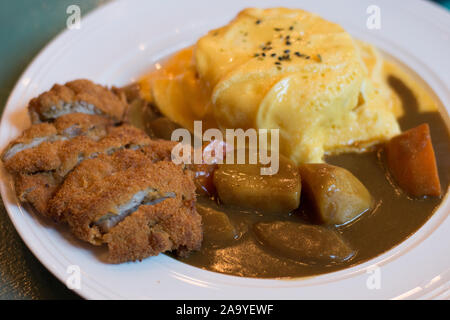 Giapponese pollo al curry con patate e uova frittata di riso Foto Stock