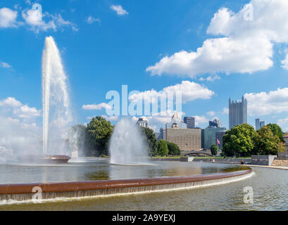 Skyline del centro di Pittsburgh dalla fontana in Point State Park, Pennsylvania, STATI UNITI D'AMERICA Foto Stock