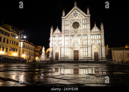 Basilica di Santa Croce a notte a Firenze, Italia Foto Stock