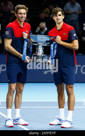 Londra, Regno Unito. Novembre 17 Nicolas MAHUT e Pierre-Hugues Herbert della Francia (vincitori) rappresentano con la loro trophie dopo la loro raddoppia Championsh Foto Stock