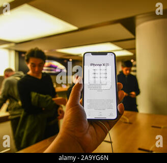 Parigi, Francia - Ott 3, 2018. Nuovo prodotto iPhone di Apple Store al Carrousel du Louvre centro commerciale per lo shopping vicino al famoso museo del Louvre. Foto Stock