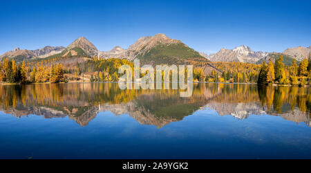 Il villaggio di Strbske Pleso lago nel Parco Nazionale degli Alti Tatra, Slovacchia Foto Stock