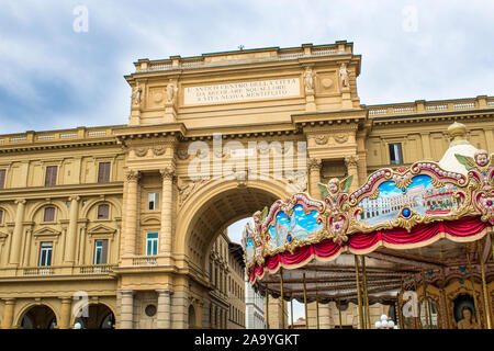 Arco sulla Piazza della Repubblica (piazza della Repubblica) in Firenze Foto Stock