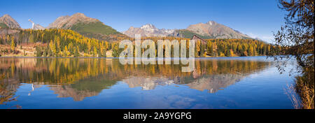 Il villaggio di Strbske Pleso lago nel Parco Nazionale degli Alti Tatra, Slovacchia Foto Stock