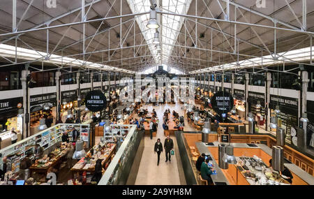 Tempo fuori mercato coperto di Lisbona anche chiamato Mercado do Ribeira - città di Lisbona, Portogallo - 5 novembre 2019 Foto Stock