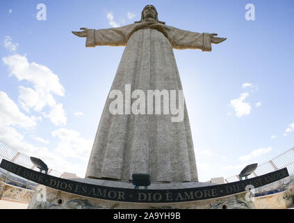 Enorme Cristo Rei statua sulla sommità di Almada a Lisbona Foto Stock