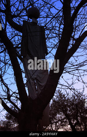 Uno spaventapasseri appeso a un albero il collo. Foto Stock