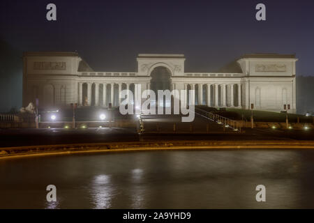 La facciata, scalinata e fontana della Legione di Onore in una nebbiosa notte di autunno Foto Stock