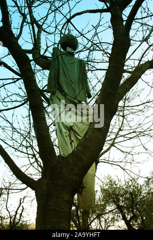 Uno spaventapasseri appeso a un albero il collo. Foto Stock