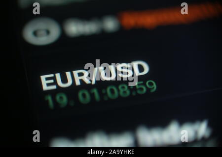 Convertitore di valuta - Euro e franco svizzero (EUR/CHF). Cambio valuta sullo schermo del computer. Foto Stock