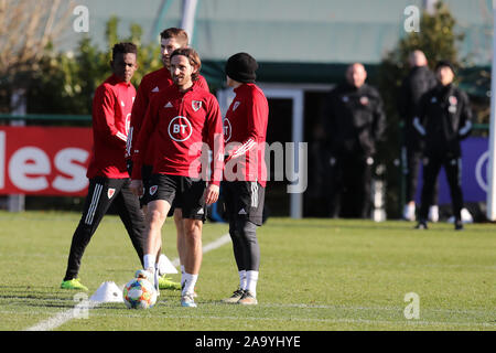 Cardiff, Regno Unito. Xviii Nov, 2019. Joe Allen del Galles durante il Galles squadra di calcio di formazione presso il Vale Resort, Hensol, vicino a Cardiff, nel Galles del Sud il lunedì 18 novembre 2019. Il team si sta preparando per la loro UEFA EURO 2020 partita di qualificazione contro l'Ungheria domani. pic da Andrew Orchard/Alamy Live News Foto Stock