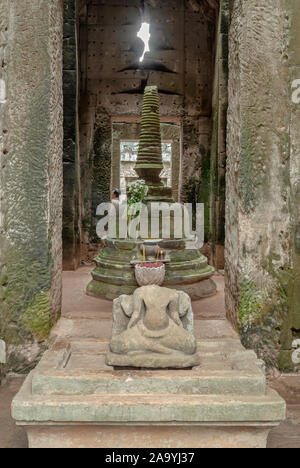 Santuario buddista all'interno di Angkor Wat vicino a Siam Reap, Cambogia Foto Stock