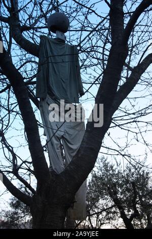 Uno spaventapasseri appeso a un albero il collo. Foto Stock