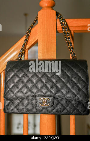 Princeton New Jersey 18 Novembre 2019: Foto di CHANEL MAXI CLASSIC DOPPIA falda borsa nera editoriale del marchio. - Immagine Foto Stock