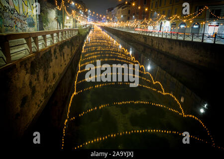 Naviglio Grande canal fluviale a Milano (Italia) con luce di Natale, Vista notte. Questo quartiere è famoso per i suoi ristoranti e discoteche Foto Stock