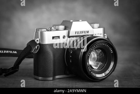 SUMY, Ucraina - 7 Settembre 2016: Fujifilm X-T10 Mirrorless fotocamera digitale su sfondo vintage. Vecchia foto in bianco e nero. Foto Stock