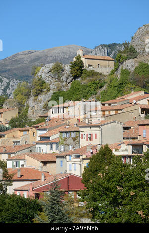 Vista del villaggio di Aiguines con scogliere e gli affioramenti rocciosi all'ingresso sud della gola del Verdon Var Provence Francia Foto Stock