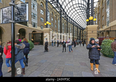 London, Regno Unito - 23 Novembre 2013: Hays Galleria Wharf con i turisti a Southwark a Londra, Regno Unito. Foto Stock
