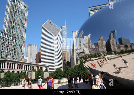 CHICAGO - Luglio 29, 2011: Cloud Gate scultura in Millenium Park di Chicago, IL. Questa scultura pubblica è il fulcro dell'AT&T Plaza in millenni Foto Stock