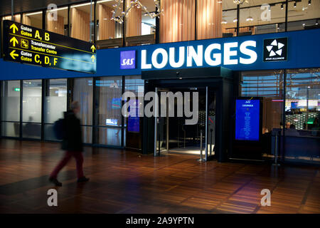 Copenaghen, Danimarca - Novembre 24th, 2018: ingresso dell aeroporto business lounge presso l'aeroporto di Kastrup CPH con uomini di affari a piedi all'interno del terminal Foto Stock