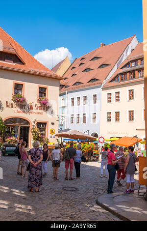 Bautzen, Germania - 1 Settembre 2019: la gente a piedi e rilassatevi in animate ristoranti, pub e caffetterie all'aperto presso la Old Town Festival di Bautzen Foto Stock