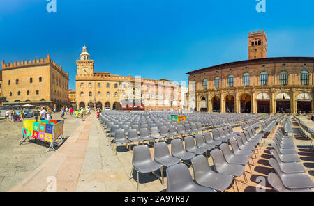 Bologna, Italia - 24 Giugno 2019: panorama di Re Enzo palace, caposaldo storico palazzo e il cuore delle attività economiche e sociali della città con Foto Stock