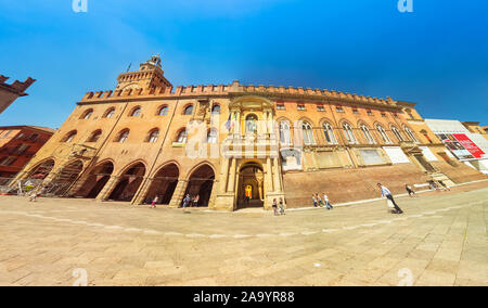 Bologna, Italia - 24 Giugno 2019: panorama della Clock Tower e Palazzo d'Accursio o Palazzo Comunale, affacciato su Piazza Maggiore, oggi sede Foto Stock