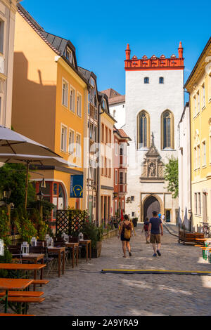 Bautzen, Germania - 1 Settembre 2019: Schlosstrasse street con la torre di Mattia è la principale entrata al castello Ortenburg a Bautzen, Lusazia superiore Foto Stock