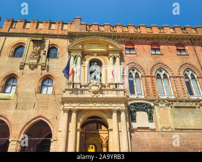 Bologna, Italia - 24 Giugno 2019: Palazzo d'Accursio o Palazzo Comunale, costruito nel 1290, che si affaccia su Piazza Maggiore, oggi sede del comune Foto Stock