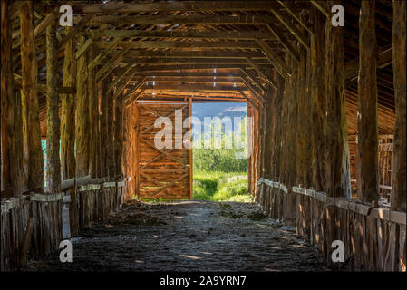 Interno del Long Barn sullo storico P Ranch, Malheur National Wildlife, Oregon. Foto Stock