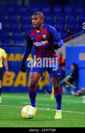 Barcellona - NOV 17: Sergio Akieme gioca in Seconda Divisione B match tra FC Barcelona B e UE Cornella a Johan Cruyff Stadium in novembre Foto Stock