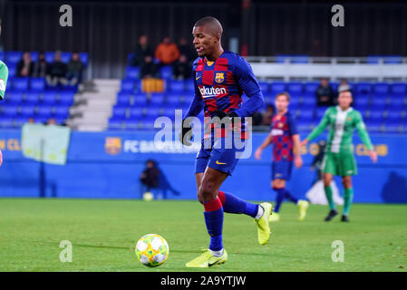 Barcellona - NOV 17: Sergio Akieme gioca in Seconda Divisione B match tra FC Barcelona B e UE Cornella a Johan Cruyff Stadium in novembre Foto Stock