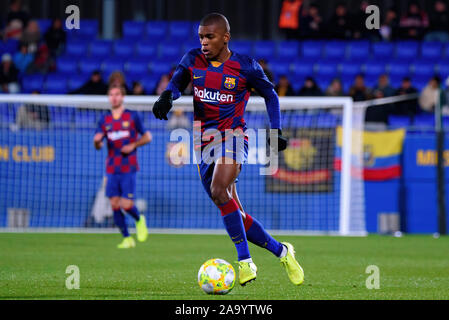 Barcellona - NOV 17: Sergio Akieme gioca in Seconda Divisione B match tra FC Barcelona B e UE Cornella a Johan Cruyff Stadium in novembre Foto Stock