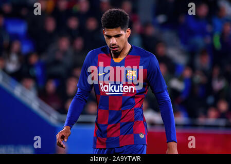 Barcellona - NOV 17: Ronald Araujo gioca in Seconda Divisione B match tra FC Barcelona B e UE Cornella a Johan Cruyff Stadium in novembre Foto Stock