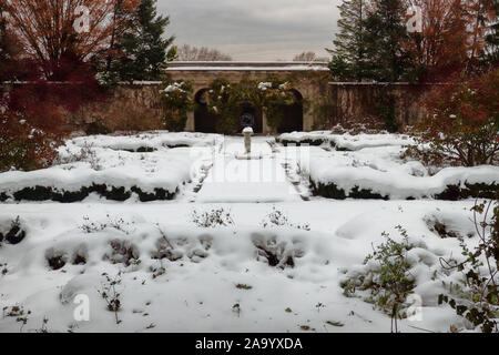 Rochester, New York, Stati Uniti d'America. Novembre 15, 2019. Bellissimo giardino formale ricoperta di neve al George Eastman Museum di Rochester, New York Foto Stock
