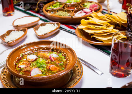 Pozole tradizionale. cibo messicano tabella con la Giamaica acqua. Foto Stock