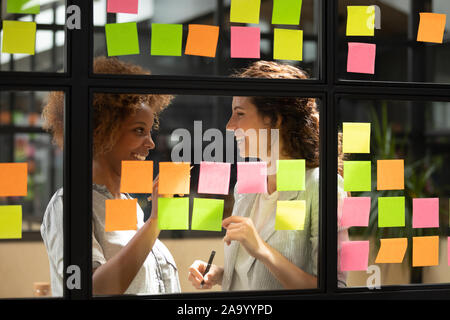 African American manager per discutere i dettagli del progetto con esperti scrum master. Foto Stock