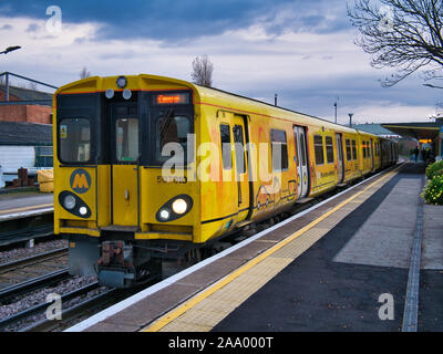 Un elettrico commuter train alla stazione di Hoylake sul Merseyrail rete di trasporto ferroviario, un " commuter " regionale rete con Liverpool come suo mozzo Foto Stock