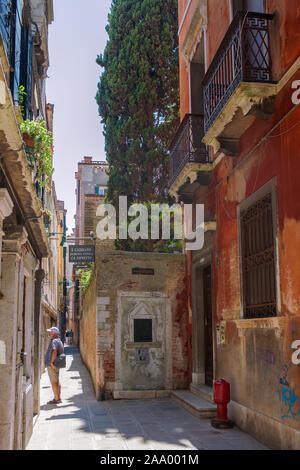 Calle de Ca' Angolo: un strada tranquilla in Santa Croce, Venezia, Italia Foto Stock