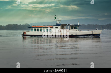 Imbarcazione per il trasporto di passeggeri sul lago Foto Stock